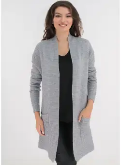 Cardigan gri-deschis tricotat cu buzunare aplicate