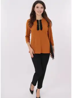 Costum bluza camel si pantaloni negri