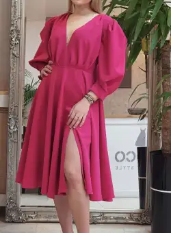 Rochie de ocazie midi de culoare ciclam cu croiala in clos si slit pe picior