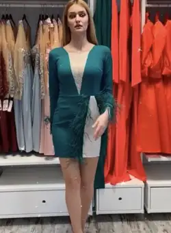 Rochie de ocazie scurta de culoare verde accesorizata cu pene si dantela cu perle