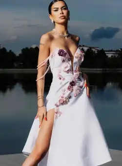 Rochie eleganta alba din tafta cu broderie florala si perle