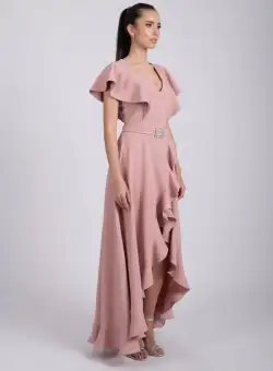 Rochie lunga cu volane de culoare roz prafuit