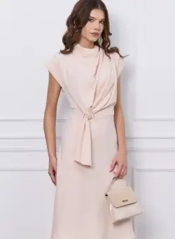 Rochie Mady roz pudra cu fronseuri si nod in talie