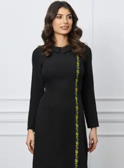 Rochie Moze neagra cu guler si banda florala decorativa