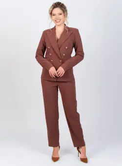 Sacou elegant maro accesorizat cu doua randuri de nasturi