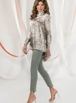 Bluza eleganta asimetrica confectionata din material vaporos cu imprimeu sarpe