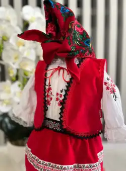 Costum national fetite Mira 10