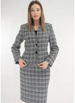 Costum - sacou si fusta din stofa cu model alb-negru in carouri