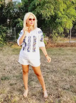 Ie traditionala Laura 16