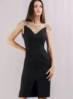 Rochie de ocazie conica cu slit in partea din fata si decolteu prevazut cu tull accesorizat cu paiete