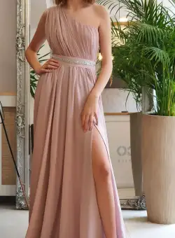 Rochie de ocazie lunga din voal bej cu un umar gol