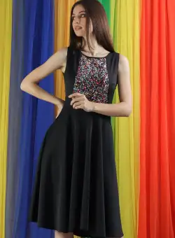 Rochie de ocazie neagra prevazuta cu paiete colorate in zona superioara