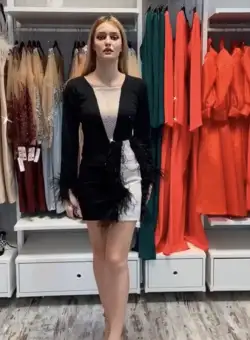 Rochie de ocazie neagra prevazuta cu pene si dantela cu perle