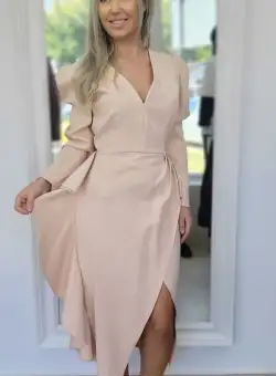 Rochie eleganta bej cu aspect petrecut si volan