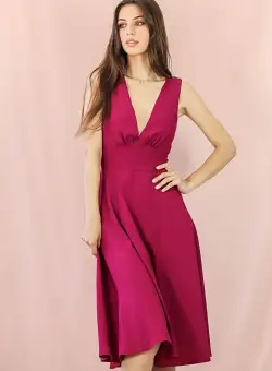 Rochie eleganta midi cu croiala in clos si decolteu in V prevazut cu tull transparent