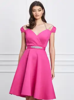 Rochie Gabriela fucsia din neopren cu aplicatie tip lant si curea in talie