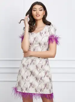 Rochie Gilly ivory cu imprimeuri si pene mov