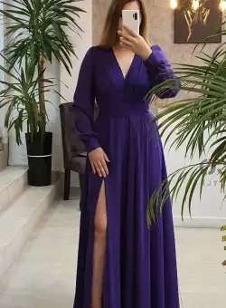 Rochie lunga de ocazie confectionata din material fluid cu partea superioara petrecuta si slit pe picior