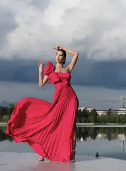 Rochie lunga de ocazie cu fusta plisata si funda maxi in lateral