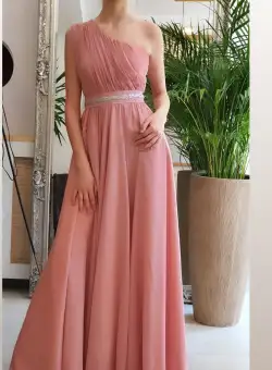 Rochie lunga din voal roz prafuit cu croiala in clos si detalii pretioase la talie