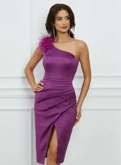 Rochie MBG magenta cu pene pe umar