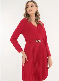 Rochie rosie cu fusta plisata si accesoriu auriu