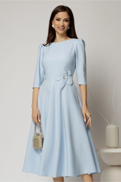 Rochie midi bleu din stofa in clos cu floare in talie