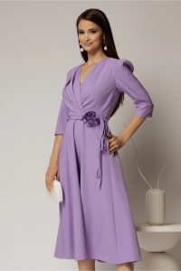 Rochie midi lila din stofa in clos cu floare in talie