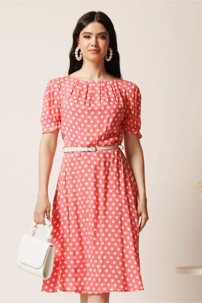 Rochie midi roz din viscoza in clos cu buline si curea in talie